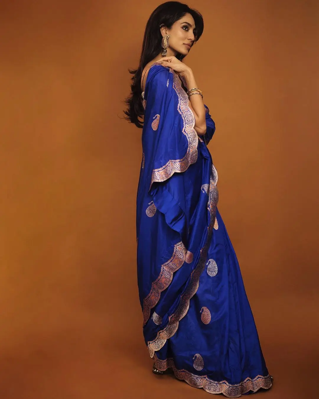 SOBHITA DHULIPALA WEARING BEAUTIFUL EARRINGS JEWELLERY BLUE SAREE SLEEVELESS BLOUSE 5